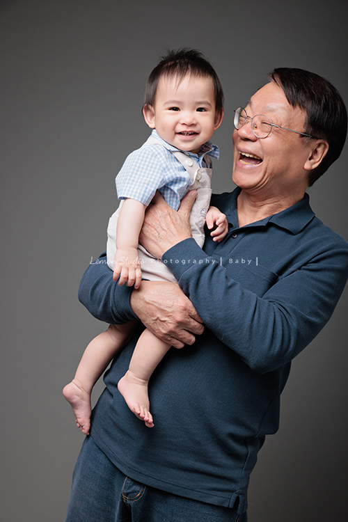 子芸媽麻帶著九個月大的誠來拍照，誠好愛笑、笑容好燦爛、且溫柔又療癒，誠的外公外婆也好疼愛他，來拍照像是給予祝福，這張是誠和外公的互動寫真！