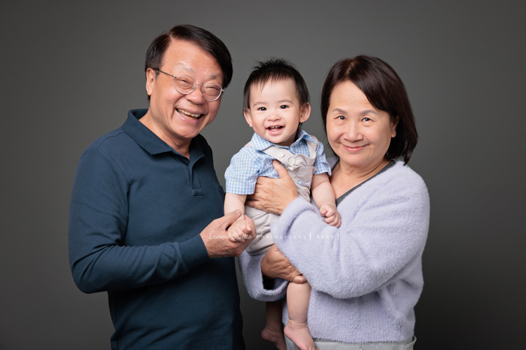 子芸媽麻帶著九個月大的誠來拍照，誠好愛笑、笑容好燦爛、且溫柔又療癒，誠的外公外婆也好疼愛他，來拍照像是給予祝福，這張是誠和外公外婆的合照！