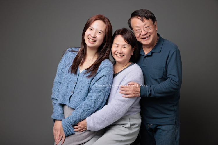 子芸媽麻帶著九個月大的誠來拍照，誠好愛笑、笑容好燦爛、且溫柔又療癒，誠的外公外婆也好疼愛他，來拍照像是給予祝福，這張是子芸媽麻和爸爸媽媽的全家福合照！