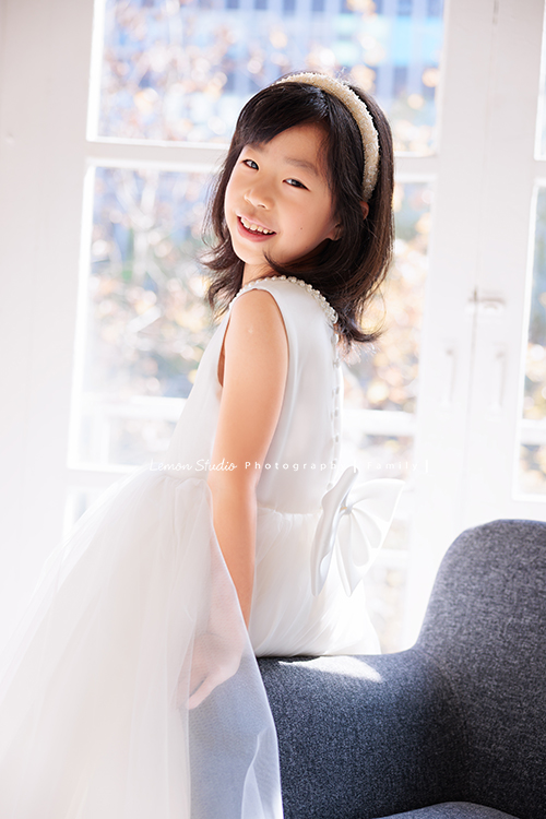 Teresa媽麻一家第二次來拍照，9歲的品希太可愛了，是爸拔的前世前人，這次爺爺奶奶也一起來拍照，這張是品希的個人寫真，品希在窗邊回眸一笑好美啊！