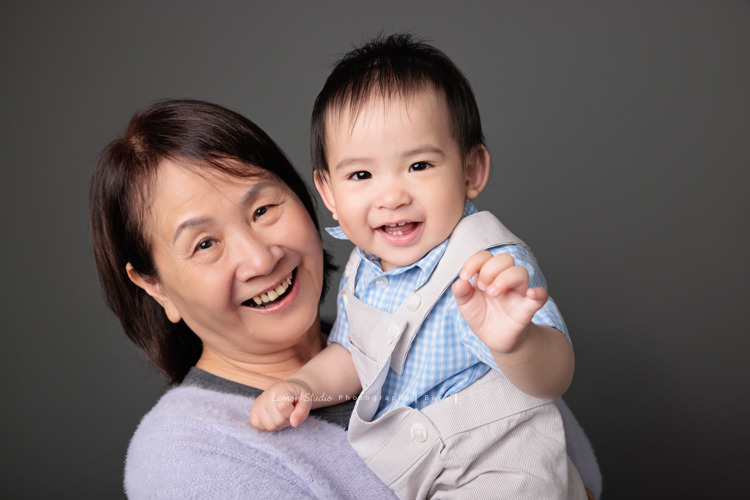 子芸媽麻帶著九個月大的誠來拍照，誠好愛笑、笑容好燦爛、且溫柔又療癒，誠的外公外婆也好疼愛他，來拍照像是給予祝福，這張是誠和外婆的合照，兩人都笑得好開心啊！