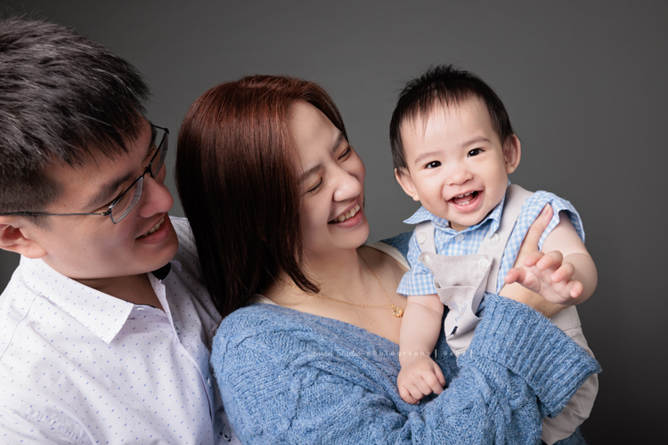 子芸媽麻帶著九個月大的誠來拍照，誠好愛笑、笑容好燦爛、且溫柔又療癒，誠的外公外婆也好疼愛他，來拍照像是給予祝福，這張是誠和爸拔媽麻的全家福寫真！