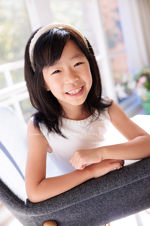 Teresa媽麻一家第二次來拍照，9歲的品希太可愛了，是爸拔的前世前人，這次爺爺奶奶也一起來拍照，這張是品希的個人寫真！品希笑起來很漂亮啊！