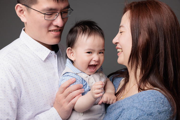 子芸媽麻帶著九個月大的誠來拍照，誠好愛笑、笑容好燦爛、且溫柔又療癒，誠的外公外婆也好疼愛他，來拍照像是給予祝福，這張是誠被爸拔媽麻抱在兩人中間笑得很燦爛的全家福寫真！