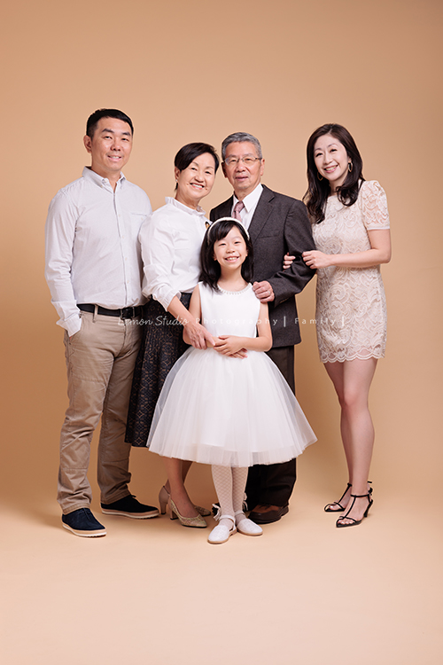 Teresa媽麻一家第二次來拍照，9歲的品希太可愛了，是爸拔的前世前人，這次爺爺奶奶也一起來拍照，這張是品希和爸拔媽麻及爺爺奶奶一家人的家族寫真！