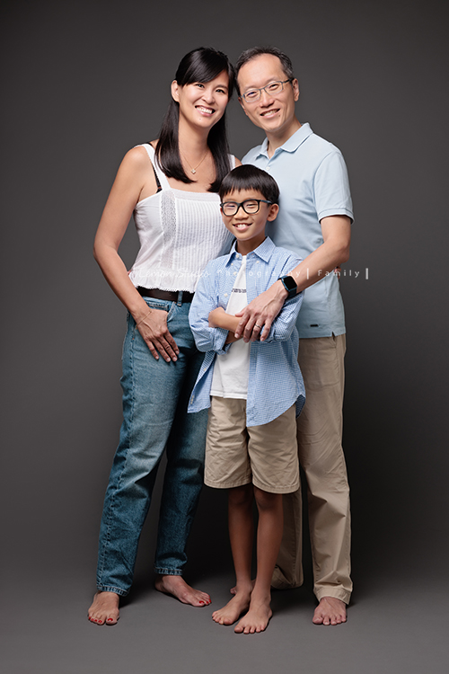 旅居葡萄牙的Brenda媽麻一家來拍照，好喜歡一家人的互動，11歲的孩子既聰明又活潑，這張是一家子很幸福的全家福寫真照！