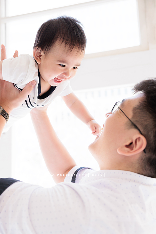 子芸媽麻帶著九個月大的誠來拍照，誠好愛笑、笑容好燦爛、且溫柔又療癒，誠的外公外婆也好疼愛他，來拍照像是給予祝福，這張是誠和爸拔玩得很開心的互動寫真！