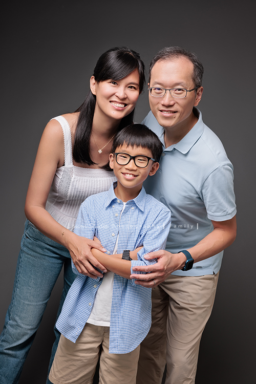 旅居葡萄牙的Brenda媽麻一家來拍照，好喜歡一家人的互動，11歲的孩子既聰明又活潑，這張是一家三口的全家福寫真合照！太可愛的一家了！