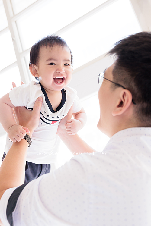 子芸媽麻帶著九個月大的誠來拍照，誠好愛笑、笑容好燦爛、且溫柔又療癒，誠的外公外婆也好疼愛他，來拍照像是給予祝福，這張是誠和爸拔玩飛高高很開心的互動寫真！