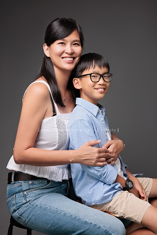 旅居葡萄牙的Brenda媽麻一家來拍照，好喜歡一家人的互動，11歲的孩子既聰明又活潑，這張是Brenda媽麻與孩子的母子和照！Brenda媽麻從後面抱著孩子，兩人的笑容好美啊！