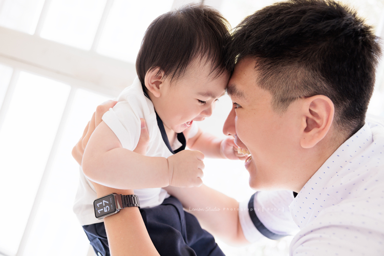 子芸媽麻帶著九個月大的誠來拍照，誠好愛笑、笑容好燦爛、且溫柔又療癒，誠的外公外婆也好疼愛他，來拍照像是給予祝福，這張是誠和爸拔玩叩叩頭很開心的互動寫真！