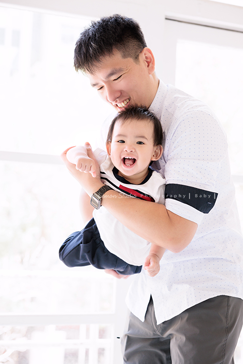 子芸媽麻帶著九個月大的誠來拍照，誠好愛笑、笑容好燦爛、且溫柔又療癒，誠的外公外婆也好疼愛他，來拍照像是給予祝福，這張是誠和爸拔玩飛飛很開心的互動寫真！