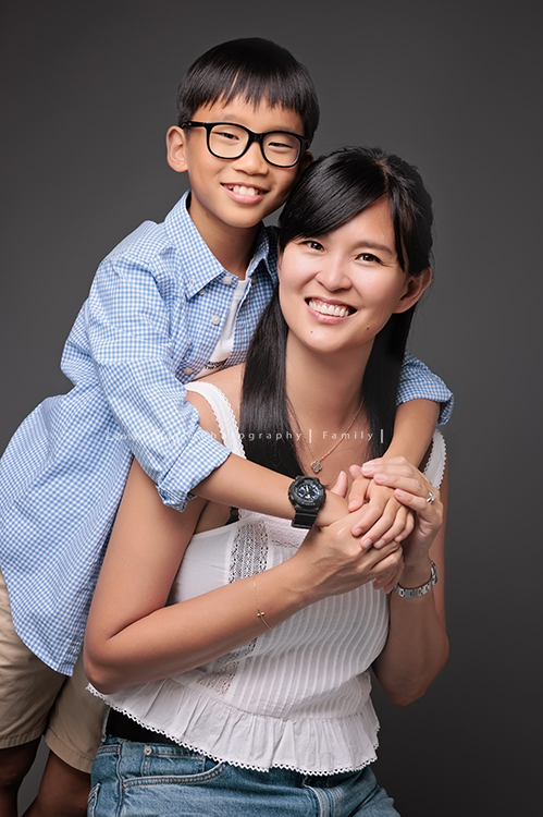 旅居葡萄牙的Brenda媽麻一家來拍照，好喜歡一家人的互動，11歲的孩子既聰明又活潑，這張是Brenda媽麻與孩子的母子和照！孩子從後面抱著媽麻，兩人的笑容好美啊！