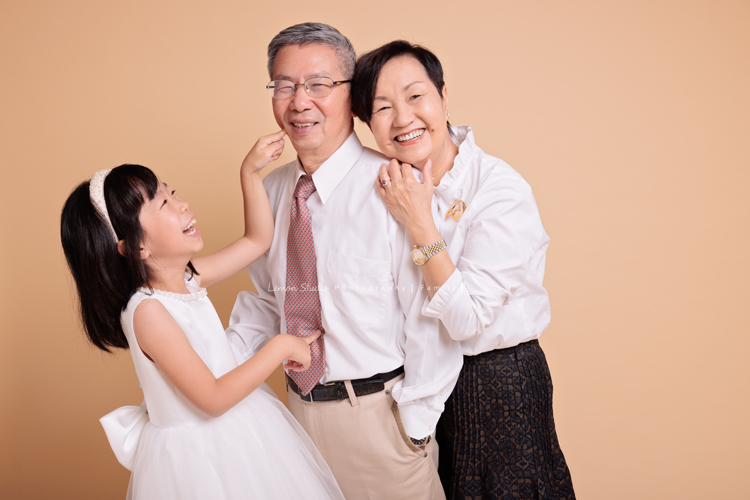 Teresa媽麻一家第二次來拍照，9歲的品希太可愛了，是爸拔的前世前人，這次爺爺奶奶也一起來拍照，這張是品希和爺爺奶奶的互動，三人的互動好可愛啊！