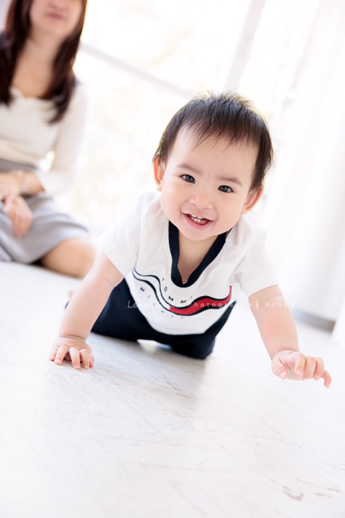 子芸媽麻帶著九個月大的誠來拍照，誠好愛笑、笑容好燦爛、且溫柔又療癒，誠的外公外婆也好疼愛他，來拍照像是給予祝福，這張是誠在地上爬得很開心的寶寶寫真！