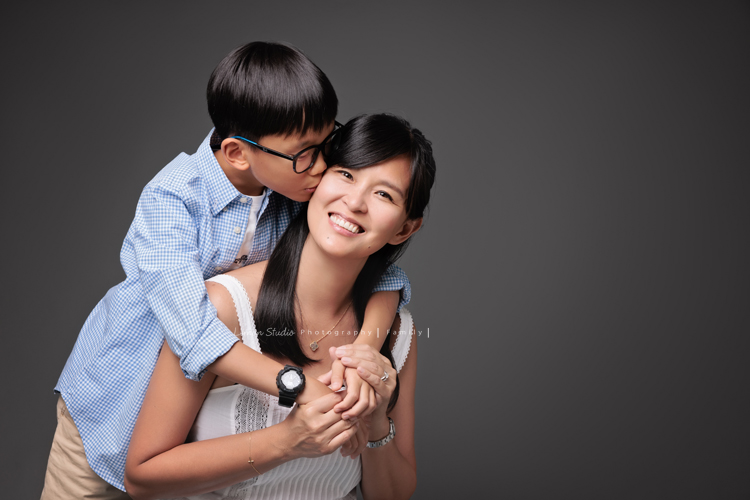 旅居葡萄牙的Brenda媽麻一家來拍照，好喜歡一家人的互動，11歲的孩子既聰明又活潑，這張是孩子親親媽麻的可愛母子合照！