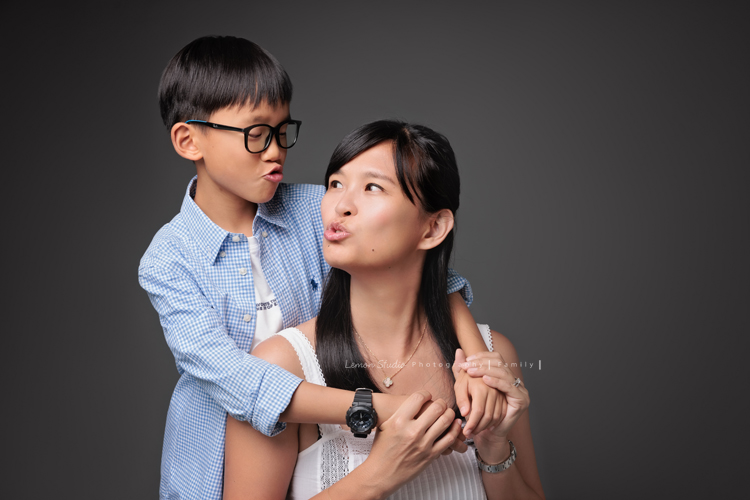 旅居葡萄牙的Brenda媽麻一家來拍照，好喜歡一家人的互動，11歲的孩子既聰明又活潑，這張是Brenda媽麻與孩子的互動紀錄！