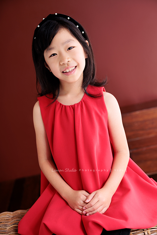 Teresa媽麻一家第二次來拍照，9歲的品希太可愛了，是爸拔的前世前人，這次爺爺奶奶也一起來拍照，這張是品希的個人寫真！品希這次是紅色與黑色的搭配，很節慶的氛圍啊！