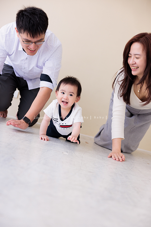 子芸媽麻帶著九個月大的誠來拍照，誠好愛笑、笑容好燦爛、且溫柔又療癒，誠的外公外婆也好疼愛他，來拍照像是給予祝福，這張是爸拔媽麻陪誠爬行很可愛的畫面！