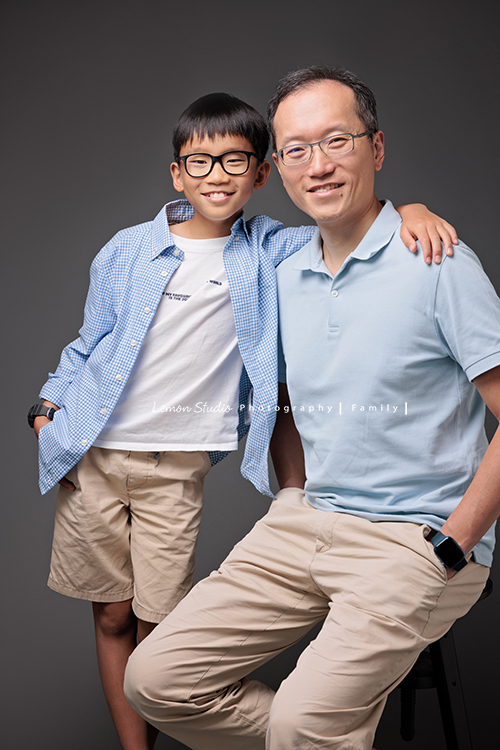 旅居葡萄牙的Brenda媽麻一家來拍照，好喜歡一家人的互動，11歲的孩子既聰明又活潑，這張是爸拔與孩子的父子合照！