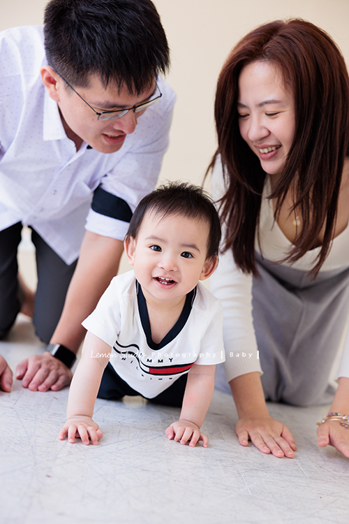 子芸媽麻帶著九個月大的誠來拍照，誠好愛笑、笑容好燦爛、且溫柔又療癒，誠的外公外婆也好疼愛他，來拍照像是給予祝福，這張是爸拔媽麻陪誠爬行很可愛的畫面！這張誠的笑容好可愛啊！