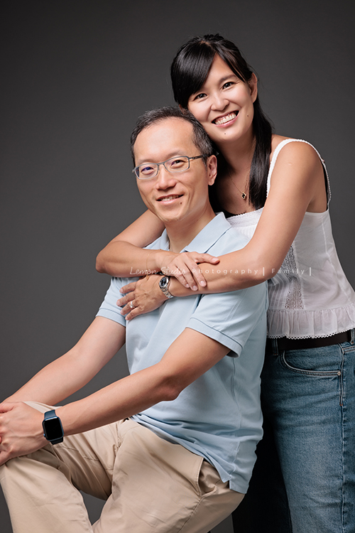 旅居葡萄牙的Brenda媽麻一家來拍照，好喜歡一家人的互動，11歲的孩子既聰明又活潑，這張是Brenda媽麻和先生的夫妻合照！