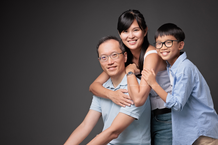 旅居葡萄牙的Brenda媽麻一家來拍照，好喜歡一家人的互動，11歲的孩子既聰明又活潑，這張是一家三口的全家福！