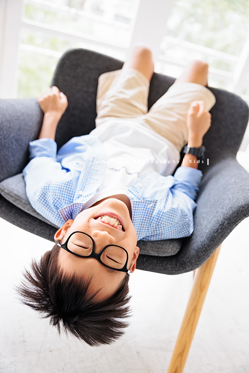 旅居葡萄牙的Brenda媽麻一家來拍照，好喜歡一家人的互動，11歲的孩子既聰明又活潑，這張是孩子調皮的樣子，太可愛了！