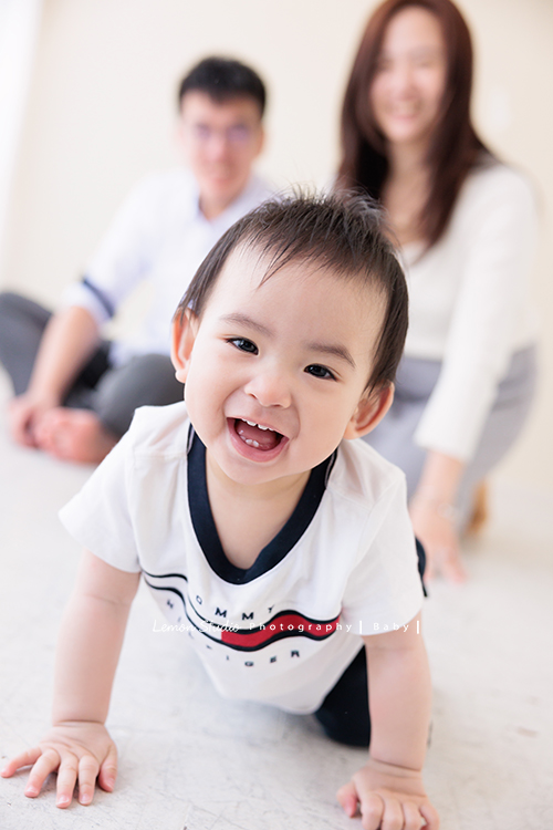 子芸媽麻帶著九個月大的誠來拍照，誠好愛笑、笑容好燦爛、且溫柔又療癒，誠的外公外婆也好疼愛他，來拍照像是給予祝福，這張是誠爬到爸拔媽麻前面看著鏡頭很開心地笑著的相片！