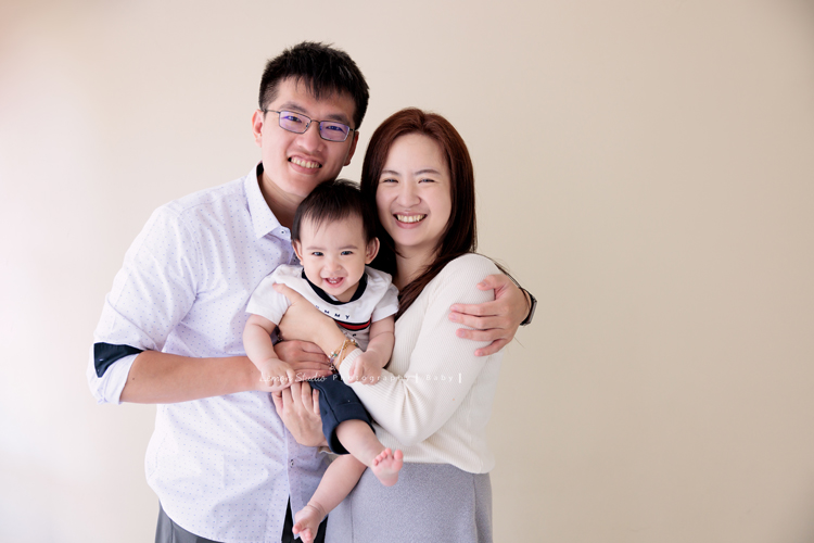 子芸媽麻帶著九個月大的誠來拍照，誠好愛笑、笑容好燦爛、且溫柔又療癒，誠的外公外婆也好疼愛他，來拍照像是給予祝福，這張是爸拔媽麻抱著誠三人好美的全家福寫真！