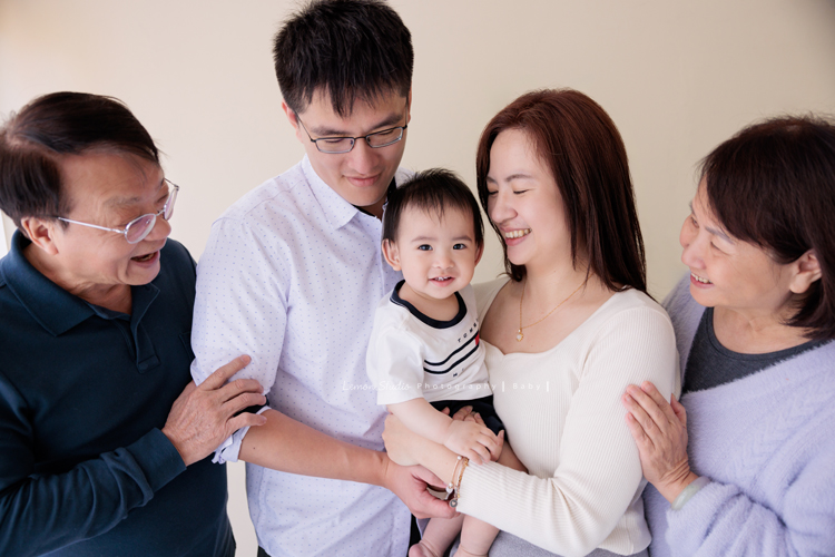 子芸媽麻帶著九個月大的誠來拍照，誠好愛笑、笑容好燦爛、且溫柔又療癒，誠的外公外婆也好疼愛他，來拍照像是給予祝福，這張是爸拔媽麻抱著誠、以及外公外婆，四個大人關愛地看著誠的可愛相片！