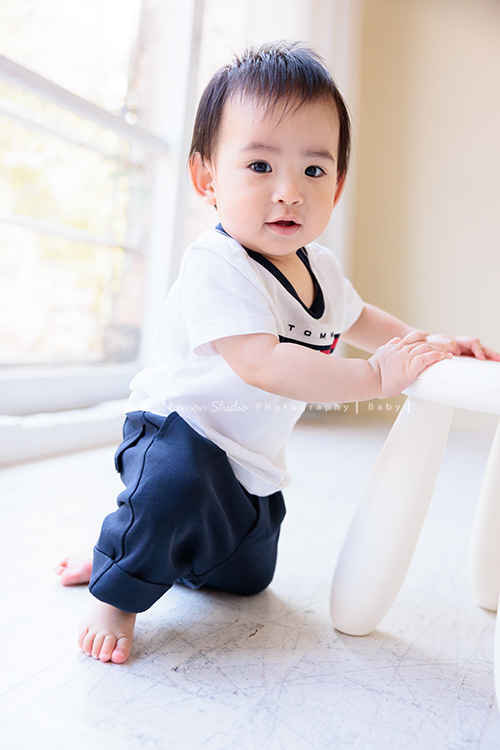 子芸媽麻帶著九個月大的誠來拍照，誠好愛笑、笑容好燦爛、且溫柔又療癒，誠的外公外婆也好疼愛他，來拍照像是給予祝福，這張是誠可愛的個人寶寶寫真！