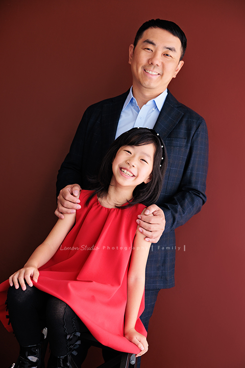 Teresa媽麻一家第二次來拍照，9歲的品希太可愛了，是爸拔的前世前人，這次爺爺奶奶也一起來拍照，這張是品希和爸拔兩人的合照！