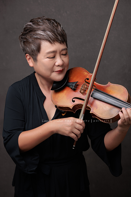 清大教授姝嬋老師來拍照，一生投入在提琴的學習及教學中，這張是老師正拉著提琴的音樂形象照！