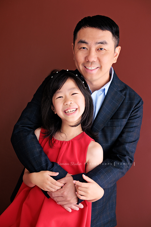 Teresa媽麻一家第二次來拍照，9歲的品希太可愛了，是爸拔的前世前人，這次爺爺奶奶也一起來拍照，這張是爸拔抱著品希的合照，品希笑得好燦爛啊！