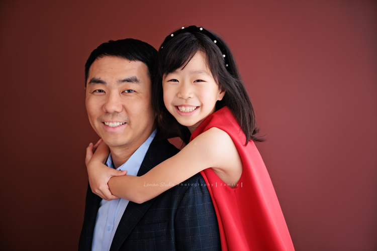 Teresa媽麻一家第二次來拍照，9歲的品希太可愛了，是爸拔的前世前人，這次爺爺奶奶也一起來拍照，這張是品希抱著爸拔的與爸拔的合照！品希笑得好可愛啊！