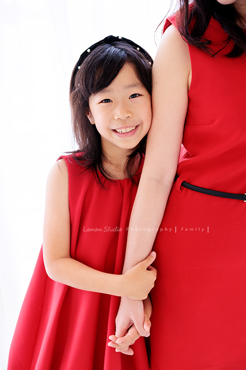 Teresa媽麻一家第二次來拍照，9歲的品希太可愛了，是爸拔的前世前人，這次爺爺奶奶也一起來拍照，這張是品希在媽麻身旁的可愛模樣！