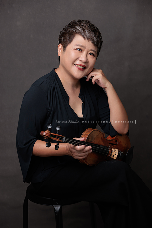 清大教授姝嬋老師來拍照，一生投入在提琴的學習及教學中，這張是老師拿著提琴對著鏡頭微笑的音樂形象照！