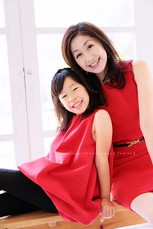 Teresa媽麻一家第二次來拍照，9歲的品希太可愛了，是爸拔的前世前人，這次爺爺奶奶也一起來拍照，這張是品希依偎在媽麻身旁和媽麻的合照！