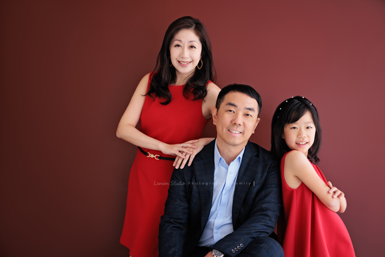 Teresa媽麻一家第二次來拍照，9歲的品希太可愛了，是爸拔的前世前人，這次爺爺奶奶也一起來拍照，這張是品希和爸拔媽麻一家三口的全家福寫真！好喜歡這張的氛圍啊！一家人紅色與深色的搭配，很好看啊！