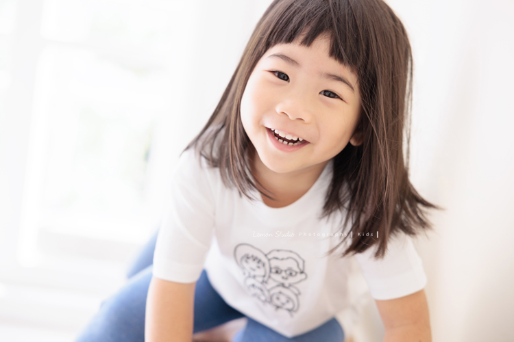 奕超爸拔帶著太太及四歲/兩歲的女兒們來拍照，兩人還特別準備了聖誕節應景的服裝道具，兩個女孩活潑又可愛，這張是姊姊笑得很可愛看著鏡頭的個人獨照！