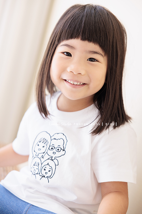 奕超爸拔帶著太太及四歲/兩歲的女兒們來拍照，兩人還特別準備了聖誕節應景的服裝道具，兩個女孩活潑又可愛，這張是姊姊超可愛的個人獨照！