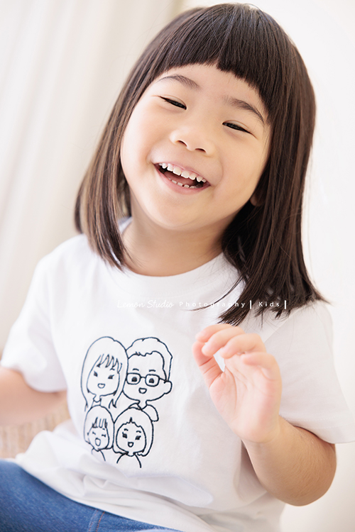 奕超爸拔帶著太太及四歲/兩歲的女兒們來拍照，兩人還特別準備了聖誕節應景的服裝道具，兩個女孩活潑又可愛，這張是姊姊超可愛的個人獨照！這張的姊姊笑得好俏皮可愛！