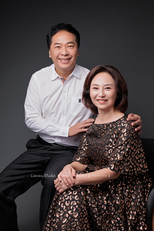 高宇媽麻一家第二次來拍家庭寫真，第一次來時是一家四口，這次來多了兩位媳婦，及兩個超可愛的孫子，這張是高宇媽麻及先生兩人的合照！