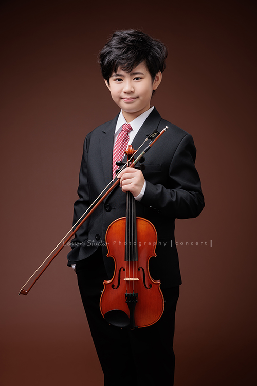 即將從國小音樂班畢業的晉瑋，提琴與鋼琴雙修，在音樂的薰陶下，從鏡頭裡看到他許多不同的情緒呈現，晉瑋的微笑已開始帶有青春期的帥氣，這張是晉瑋站著手拿提琴的音樂班畢業照之一！