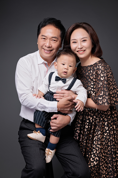 高宇媽麻一家第二次來拍家庭寫真，第一次來時是一家四口，這次來多了兩位媳婦，及兩個超可愛的孫子，這張是高宇媽麻和先生與小孫子可愛的合照！