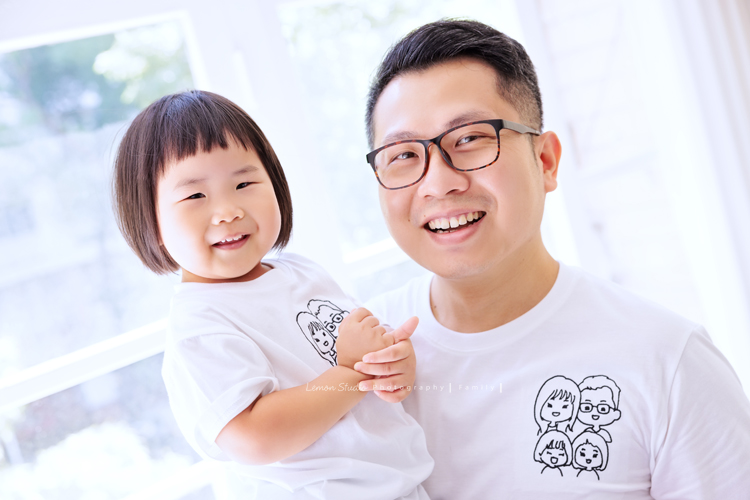 奕超爸拔帶著太太及四歲/兩歲的女兒們來拍照，兩人還特別準備了聖誕節應景的服裝道具，兩個女孩活潑又可愛，這張是奕超爸拔和抱著妹妹兩人可愛的合照！