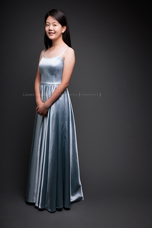 這是沛鈺從美國回台時，來拍的第二次的音樂會相片，很有美少女的氣質的沛鈺，只是在鏡頭前微微地笑，黎爸就能抓到屬於她的美麗，這張是沛鈺穿著一襲淺藍色的小禮服稍微側身對著鏡頭笑微笑的全身的音樂會相片！