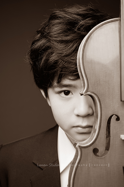 即將從國小音樂班畢業的晉瑋，提琴與鋼琴雙修，在音樂的薰陶下，從鏡頭裡看到他許多不同的情緒呈現，晉瑋的微笑已開始帶有青春期的帥氣，這張是晉瑋拿著提琴看著鏡頭眼神很深邃、很有音樂藝術氣息的音樂班畢業照之一！