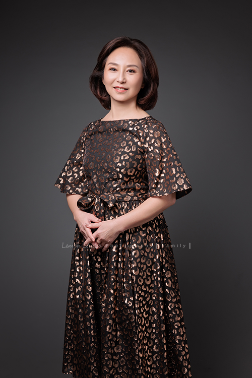 高宇媽麻一家第二次來拍家庭寫真，第一次來時是一家四口，這次來多了兩位媳婦，及兩個超可愛的孫子，這張是高宇媽麻的個人寫真獨照！